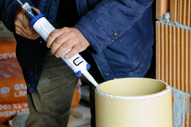 03-applying-schiedel-joint-sealant